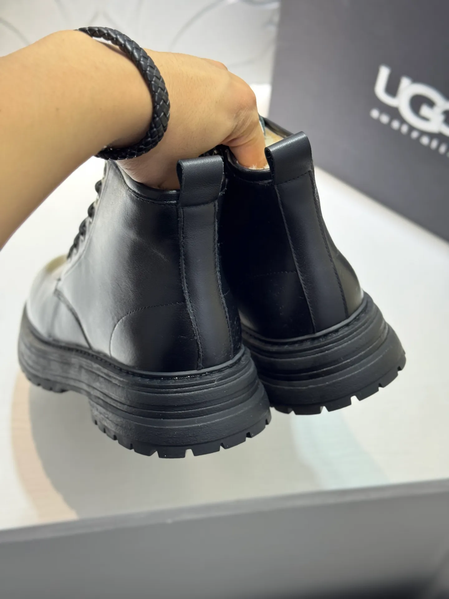 Men's men's shoes 💰660 [New style] 🦥🦥UGG - high-end quality 🔥Australian imported wool 🔥Full fur original single entry and exit counter without pressure, let you feel no replacement 💏The upper is made of first-layer cowhide 'all original Australian wool' Strict men's boots thick wool can be distinguished by the naked eye 💓Real wool keeps warm and does not smell like feet, warms the whole winter ✨Carefully crafted for those who know the goods🔥Size: 38-44 (45 customized